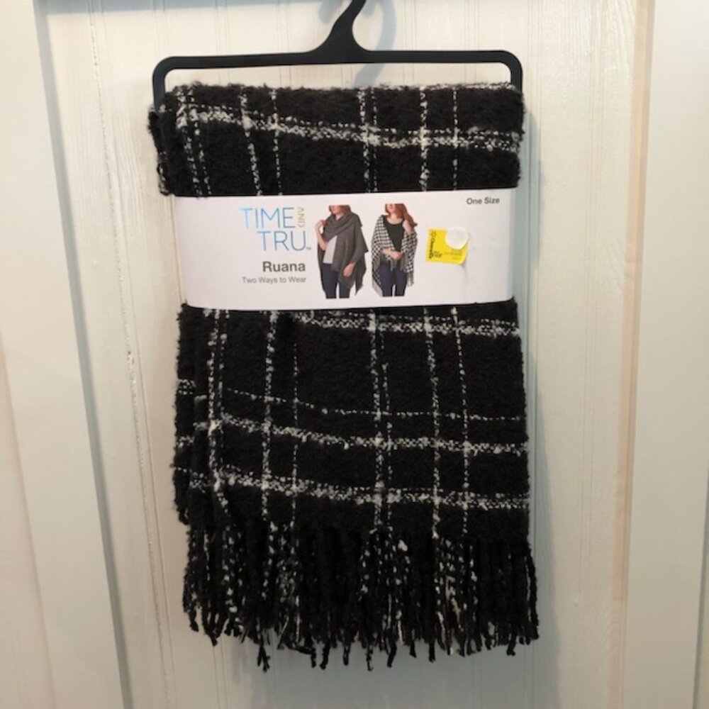 Time & Tru Ruana black and white houndstooth scarf/wrap with fringe
